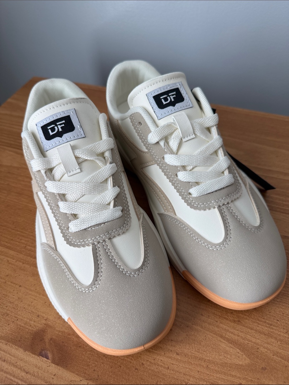 De Florance Women's Low-Top Sneakers in White and Taupe